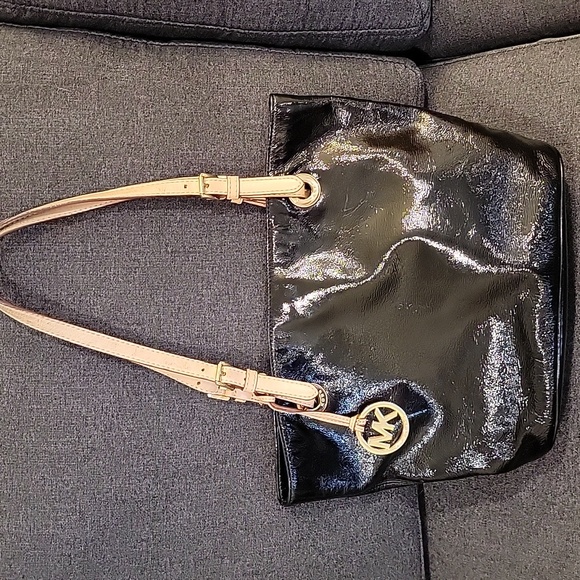 Michael Kors Black Patent Bucket Shoulder Bag - Picture 7 of 7